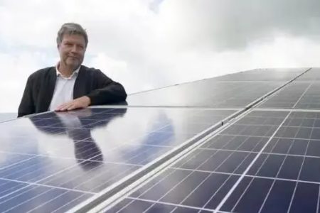 Habecker visits German solar manufacturer