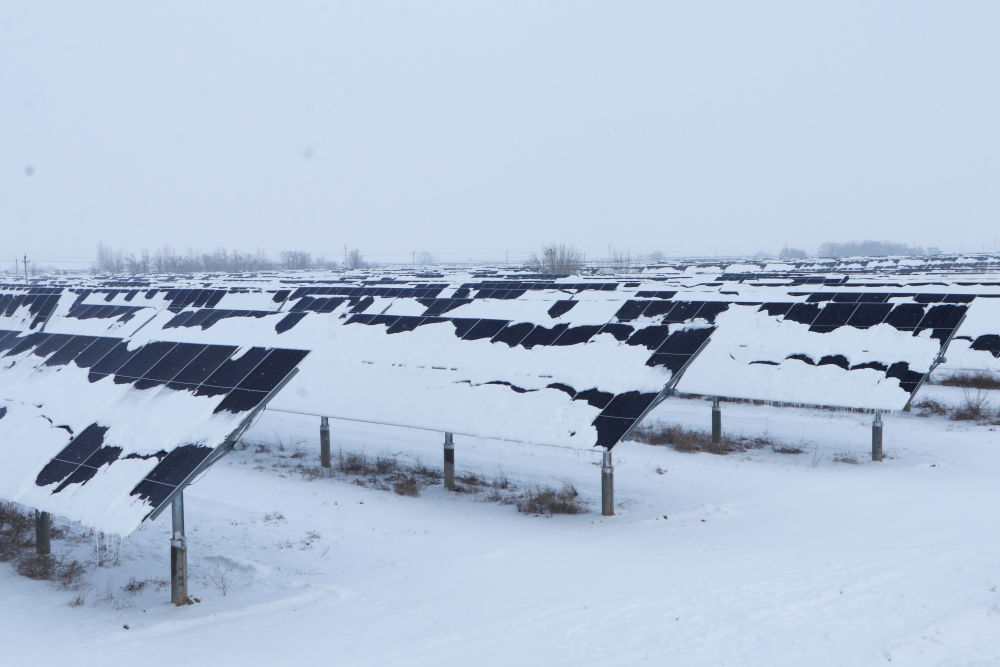 How Does Xinjiang's Photovoltaic Panels Generate Electricity in Winter When It Snows?